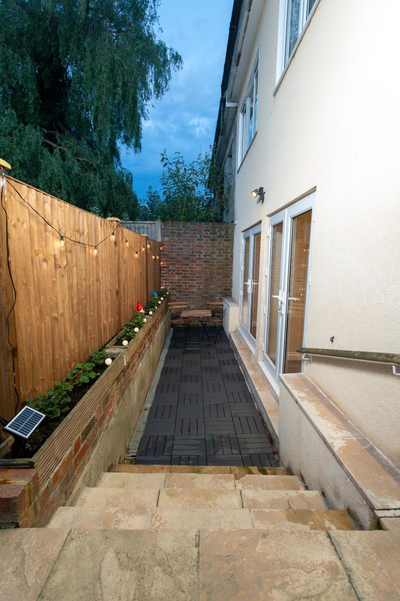Cosy 1 Bedroom Basement Apartment With Private Patio Area London Exterior photo